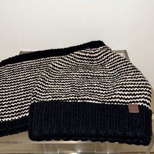 Nukutavake Navy matching knit cap and neck gator. Sz 14